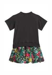 Μαύρο τοπ με κοντά μανίκια και φούστα με λουλουδένιο σχέδιο σε μαύρο, πράσινο, κίτρινο, κόκκινο και λευκό. Διαθέτει στρογγυλή λαιμόκοψη και ελαστική μέση.