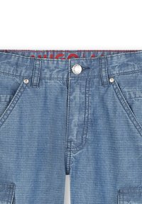 Blauwe denim cargobroek met een textuurafwerking, voorzakken en een knoopsluiting. Merklogo zichtbaar op de tailleband.