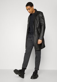 Selected Homme SLHDAVIS CREW NECK  - Camisola - dark grey melange/black