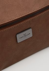 TOM TAILOR ELIN - Umhängetasche - brown