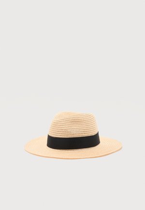 Beżowy szerokokrągły pleciony słomiany kapelusz z czarną opaską u podstawy korony na neutralnym tle.