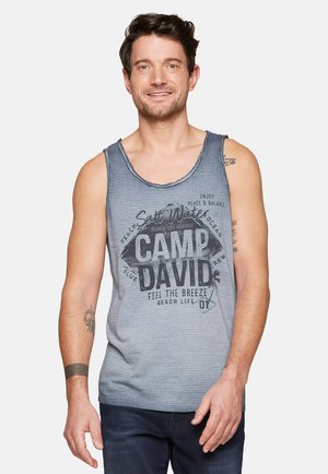 Grau gestreiftes Tanktop aus Baumwolle mit rundem Halsausschnitt. Enthält einen "CAMP DAVID"-Druck und strandthematisierten Text in Schwarz. Lässiges Design.