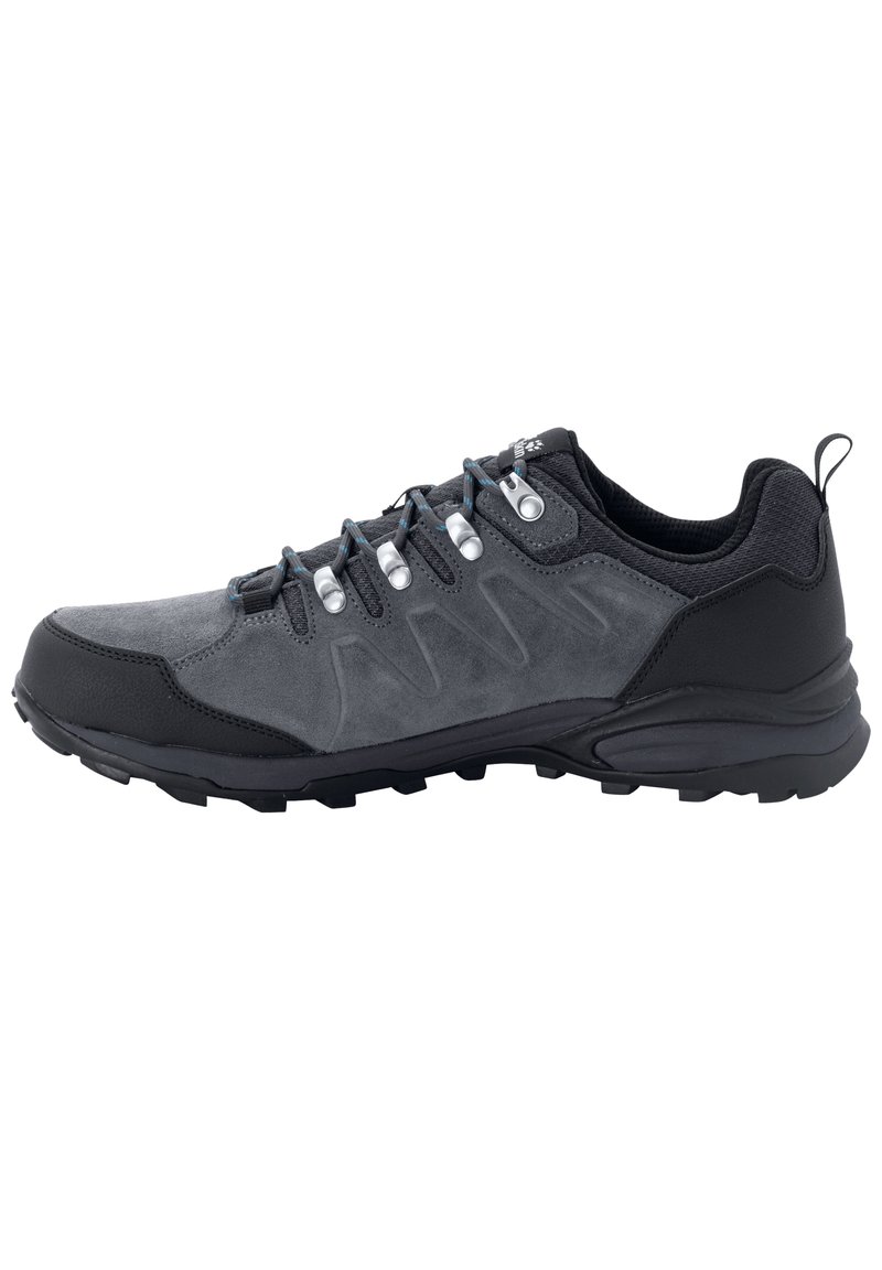 Scarpa da trekking da uomo in pelle scamosciata grigia e materiale sintetico nero. Caratterizzata da punta rotonda, suola in gomma robusta e occhielli per lacci in metallo.