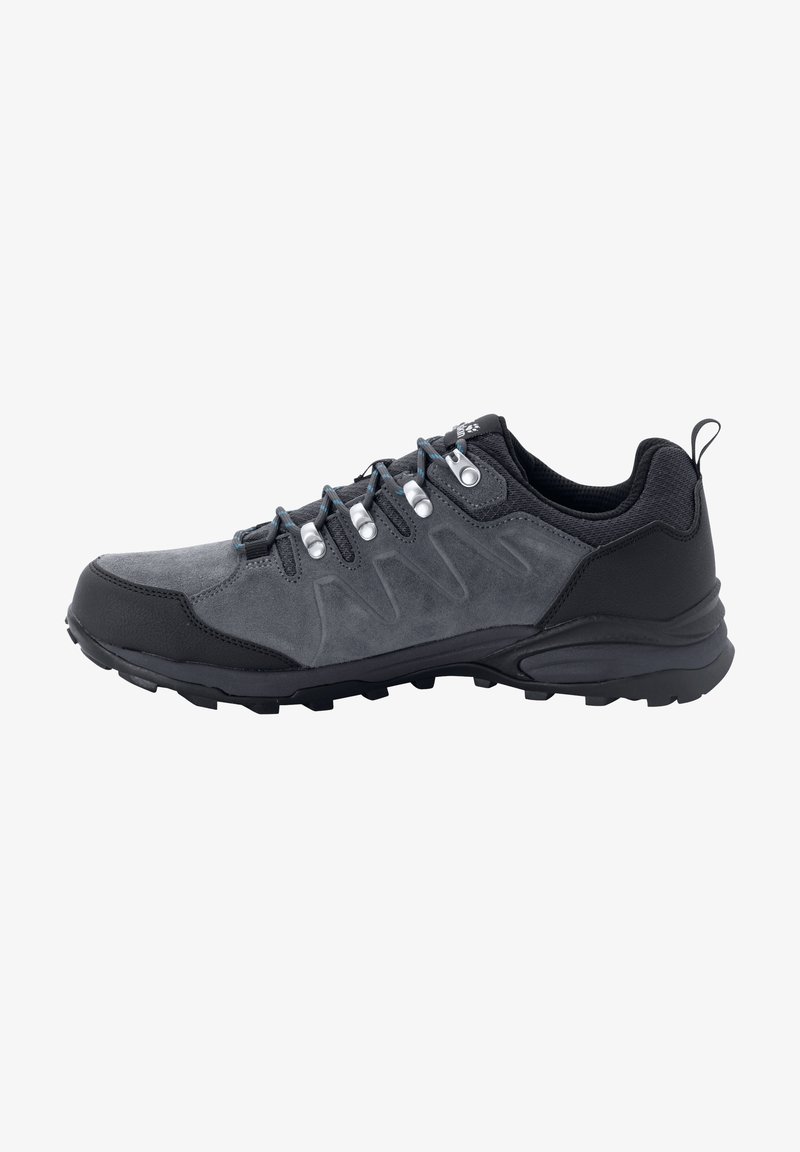 Scarpa da trekking da uomo in pelle scamosciata grigia e materiale sintetico nero. Caratterizzata da punta rotonda, suola in gomma robusta e occhielli per lacci in metallo.