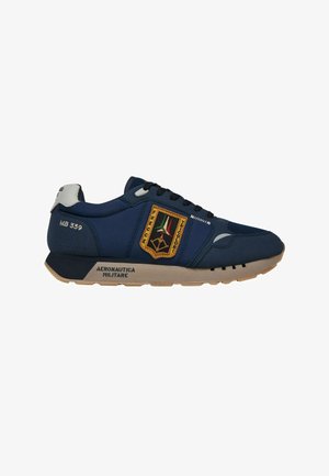 Sneaker blu navy con lacci neri, suola beige, testo Aeronautica Militare, codice MB 339 e emblema delle Frecce Tricolori sul lato.