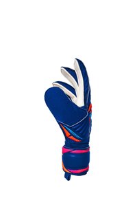 Guante de portero azul con detalles en naranja y rosa haciendo un gesto de "OK" con la mano sobre un fondo blanco.