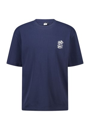 Marineblauw katoenen T-shirt met een ronde hals en korte mouwen. Heeft een klein wit grafisch ontwerp aan de linkerkant.