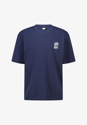 Marineblauw katoenen T-shirt met een ronde hals en korte mouwen. Heeft een klein wit grafisch ontwerp aan de linkerkant.
