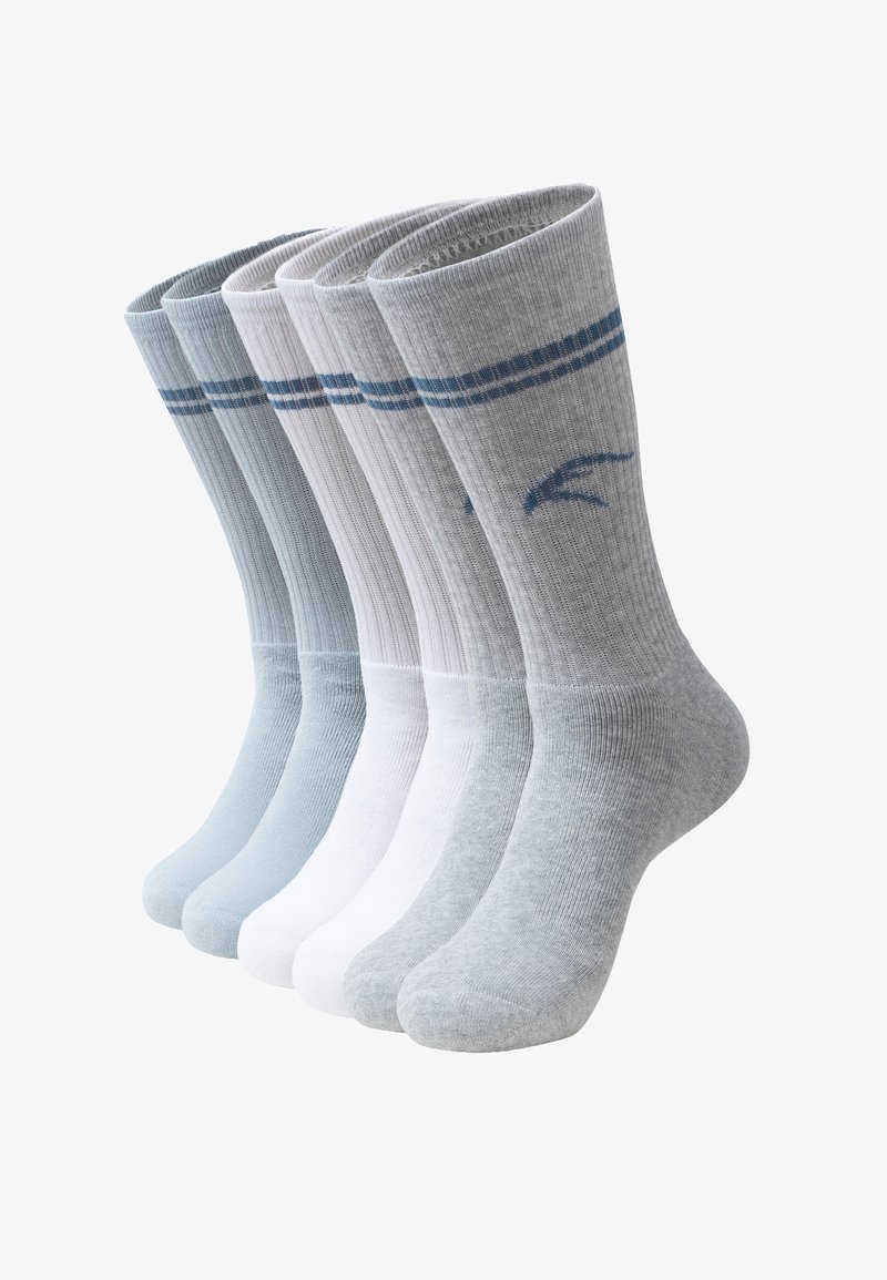 Sei paia di calzini a coste di colore azzurro chiaro, bianco e grigio con strisce blu e un piccolo logo blu.