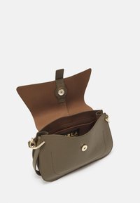 Oliivivihreä nahkalaukku, jossa on läppäkiinnitys, kultaiset metalliosat ja yksi sisäosasto, jossa on ruskea vuori ja logoyksityiskohta.