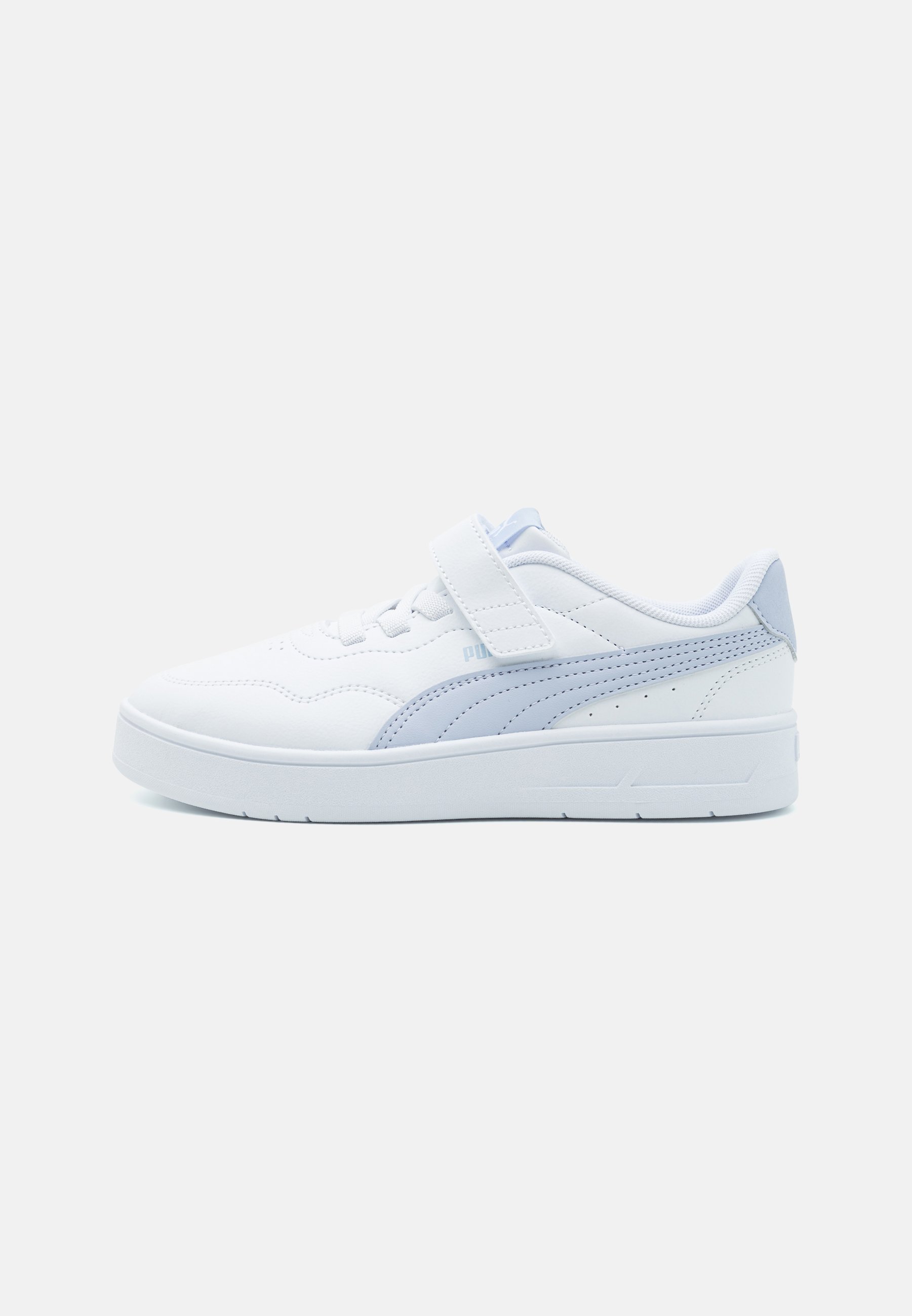 Zapatilla blanca con detalles en azul claro, material sintético suave, suela plana, cierre con cordones y tiras de Velcro, diseño perforado en el lateral.