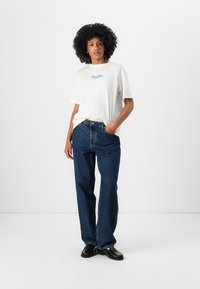 Guess Jeans SCRIPT TEE - T-Shirt print - pure white