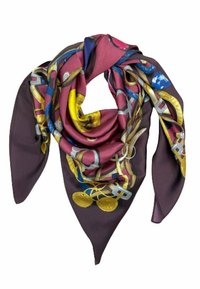 Écharpe en soie avec une base bordeaux, ornée de motifs colorés d'accessoires, de chaînes et de pièces en or. Texture douce et forme triangulaire.