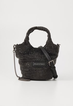 Bolso de mano negro con lentejuelas, diseño texturizado tejido, asas cortas y una correa de cadena desmontable. Presenta una etiqueta de logo negra.