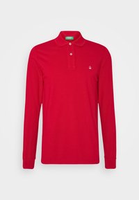 Czerwona koszulka polo z długim rękawem, wykonana z bawełny. Posiada zapięcie na guziki oraz małe haftowane logo na lewej piersi. Miękka faktura.