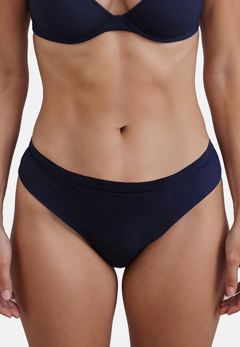Sötétkék bikini alsó sima anyagból, alacsony derékrésszel és varrat nélküli derékvonallal a kényelem érdekében. Nincsenek látható minták vagy díszítések.