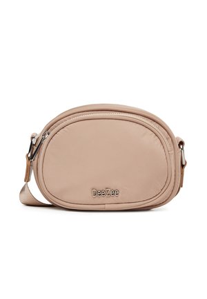 Kleine ovale Umhängetasche in Beige mit Frontreißverschlusstasche und verstellbarem Schulterriemen, vorne mit Metall-Logo von DeeZee.