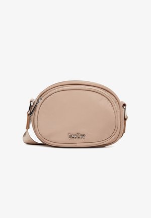 Bolso ovalado pequeño beige con bolsillo delantero con cremallera y correa ajustable, con el logo metálico DeeZee en el frente.