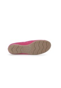 Roze schoen met een geperforeerd bovenwerk en een beige rubberen zool, met een gestructureerd profiel voor grip en een merklogo aan de zijkant.