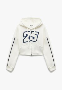 Sudadera corta blanca con detalles en azul marino, que presenta un gran emblema "25". Tiene una capucha ajustable y un cierre frontal de cremallera.