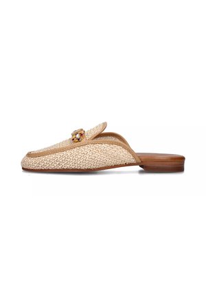 Scarpa slip-on intrecciata beige con punta tonda, motivo in rilievo sottile, rifiniture in pelle e un elegante dettaglio in gioiello sulla parte superiore.