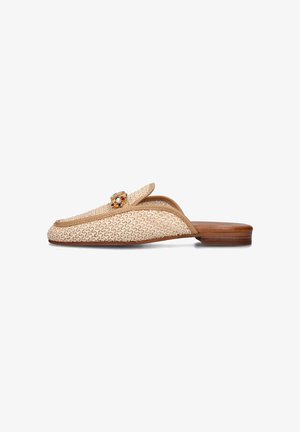 Scarpa slip-on intrecciata beige con punta tonda, motivo in rilievo sottile, rifiniture in pelle e un elegante dettaglio in gioiello sulla parte superiore.