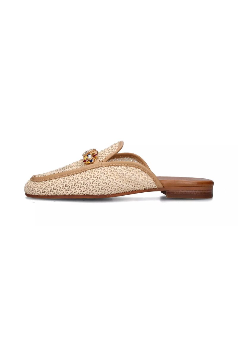 Scarpa slip-on intrecciata beige con punta tonda, motivo in rilievo sottile, rifiniture in pelle e un elegante dettaglio in gioiello sulla parte superiore.