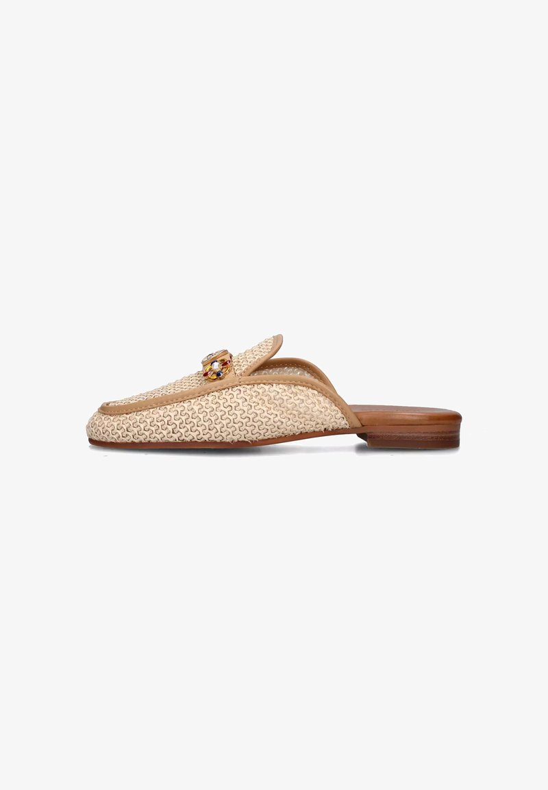 Scarpa slip-on intrecciata beige con punta tonda, motivo in rilievo sottile, rifiniture in pelle e un elegante dettaglio in gioiello sulla parte superiore.
