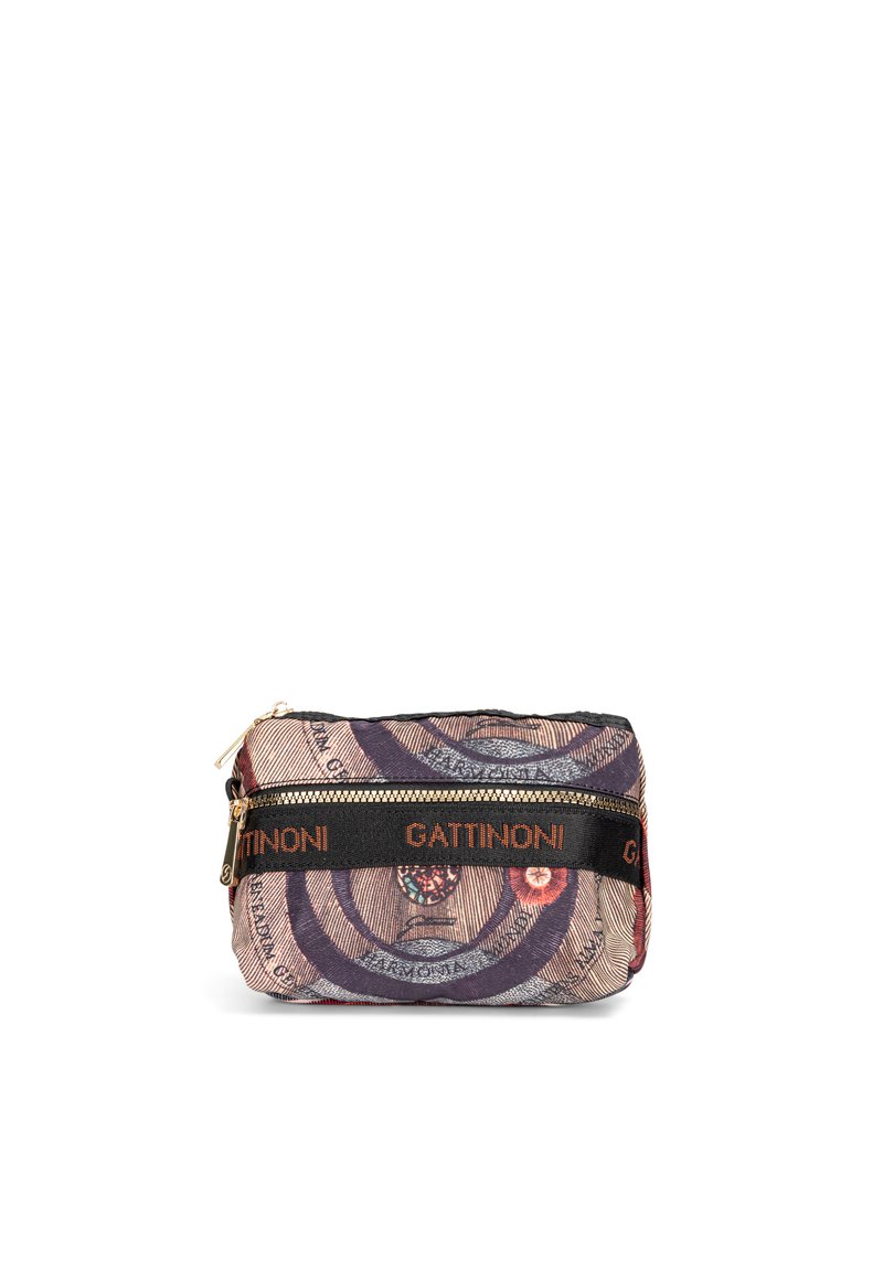 Borsa cosmetica in tessuto testurizzato con motivi circolari in diverse sfumature di beige, viola e rosso. Chiusura con zip e brand "GATINONI" in nero.