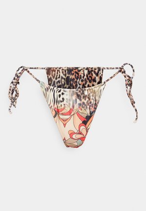 Bikini a vita bassa con una combinazione di stampa animale in marrone e beige, arricchito da motivi floreali in rosso e rosa, con lacci laterali regolabili.