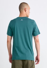 Jordan CREW - Apdrukāts T-krekls - oxidized green/sail
