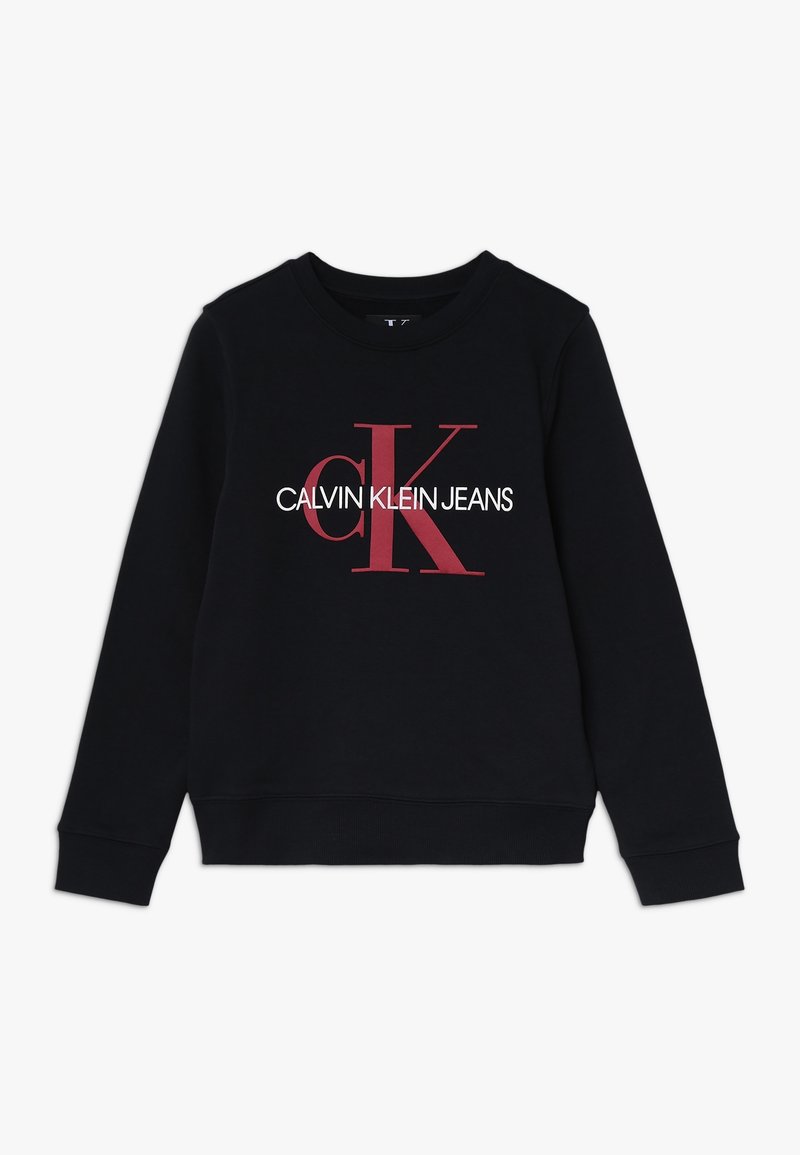 Sudadera negra con un gran logo rojo "CK" y el texto "CALVIN KLEIN JEANS" en blanco, con un cuello redondo clásico y mangas largas.
