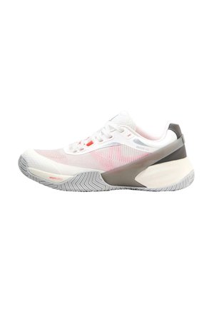 Chaussure de sport blanche et grise avec empeigne en mesh rose, fermeture à lacets, semelle rembourrée et semelle extérieure texturée pour une bonne adhérence, vue de côté.