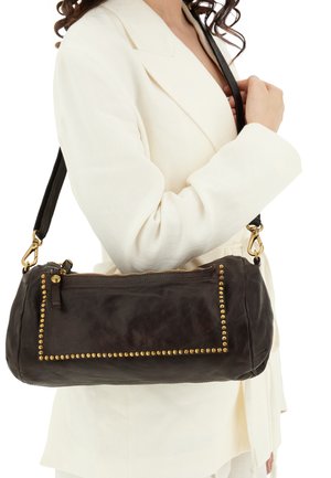 Borsa a tracolla in pelle marrone con borchie dorate lungo le cuciture, dotata di un compartimento con zip e una tracolla staccabile.