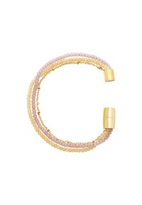 Bracciale multi-strand con perle rosa e gialle, arricchito da dettagli in catena dorata e cappucci, caratterizzato da una texture liscia e delicate variazioni di colore.