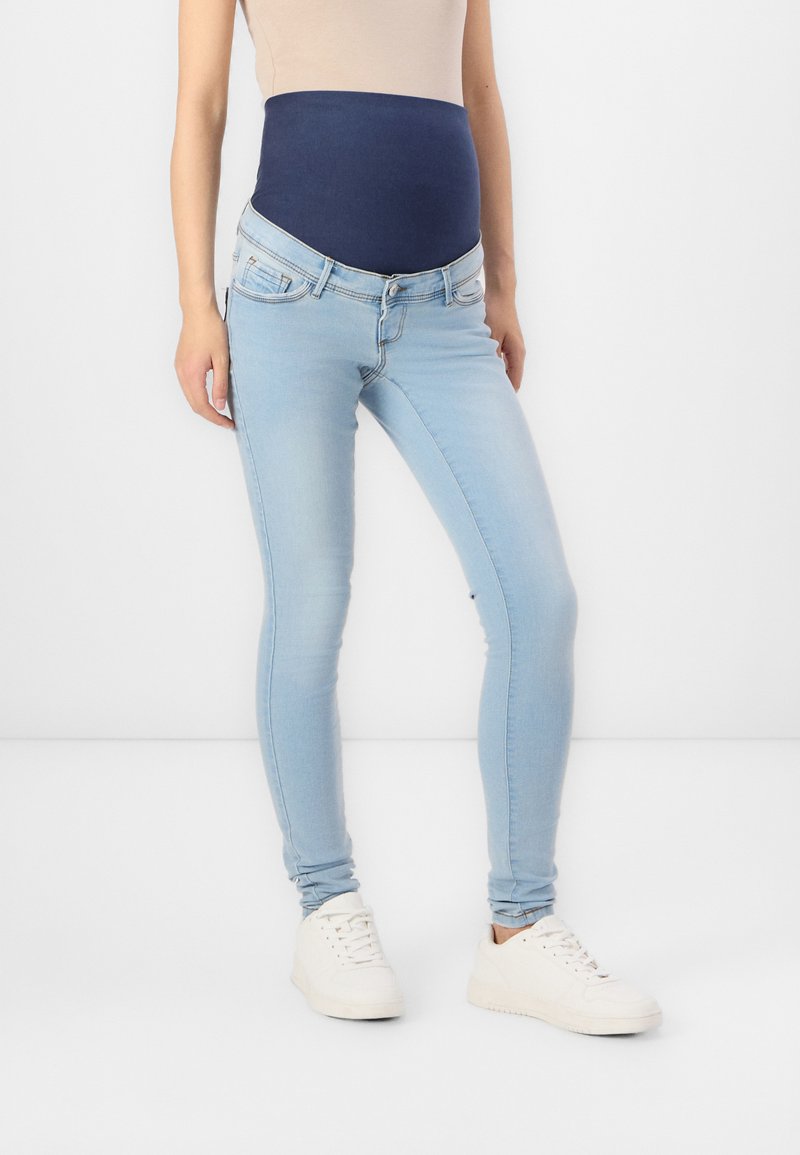 Trudna skinny traperice u svijetloplavoj denimu s mornarskom elastičnom trakicom u struku, s uskim krojem i klasičnim dizajnom s pet džepova.