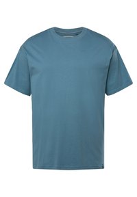 Blauwe katoenen t-shirt met een ronde hals, korte mouwen en een rechte zoom. Glad textuur zonder patronen of versieringen.