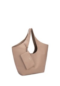 Sac cabas en cuir beige avec une large bandoulière et une pochette zippée assortie attachée, debout sur un fond blanc.