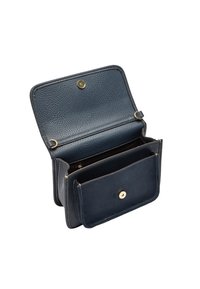 Granatowy skórzany portfel o teksturowanym wykończeniu, z mosiężnym zapięciem na zatrzask, dwoma wnętrzami oraz kontrastowym przeszyciem.