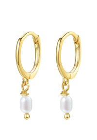 Orecchini a cerchio in oro con una finitura liscia, caratterizzati da gocce di perle bianche collegate e un piccolo accento dorato. Design circolare, aspetto leggero.