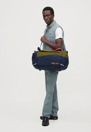 TROLLKIDS, DUFFLE BAG UNISEX - Спортна чанта - spruce green/navy/vivid orange