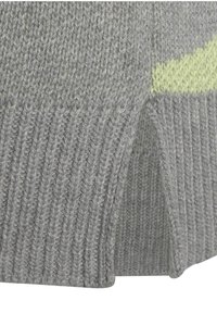 Grauer Strickpullover mit texturiertem Stoff. Verfügt über einen gespaltenen Saum und einen limettengrünen Akzent. Gerippte Bündchen verbessern das Design.