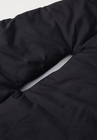 Marimekko PILLOW TRIANGLE SCARF SOLID - Šal - black