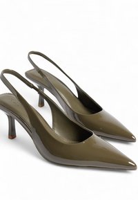 Olivno zeleni lakirani usnjeni sandali s peto, z ostrimi noski, elegantno obliko, ozkimi petami in subtilno teksturo.