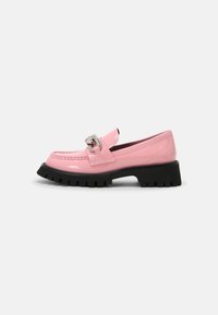 Roze gepatenteerde leren loafers met een stevige zwarte rubberen zool, voorzien van een decoratieve zilveren gesp en contrasterende witte stiksels.