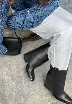 MIT UMSCHLAG - Boots à talons - black