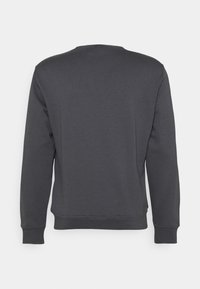 Mörkgrå sweatshirt med rundad halsringning, långa ärmar, ribbade mudd och fåll. Slät textur, inga synliga mönster eller dekorationer.