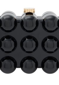 Svart hårdskal clutch med rundade, knopp-liknande detaljer. Slät, glänsande yta med ett guldspänne på toppen, rektangulär form.