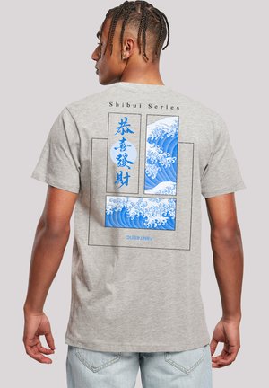 Graues Baumwoll-T-Shirt mit einem blauen Grafikdruck von Wellen und japanischem Text auf der Rückseite, mit lässiger Passform und kurzen Ärmeln.