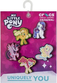 Pięć charms Jibbitz My Little Pony na różowym tle, przedstawiających kartonowe kucyki w różnych kolorach, z wyraźnymi konturami i wesołymi wyrazami twarzy.